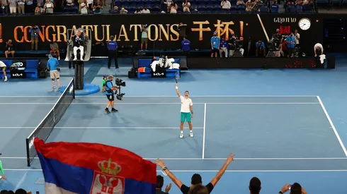 Djokovic celebra su triunfo ante Karatsev