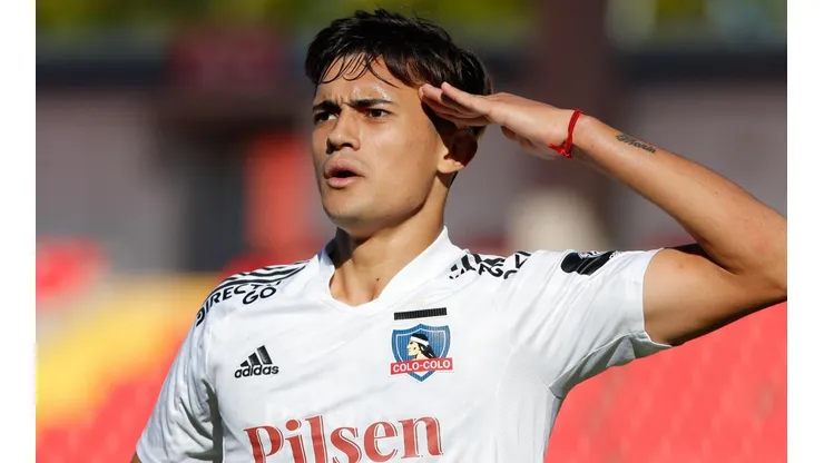 Solari celebra su importante golazo para Colo Colo en la promoción ante Universidad de Concepción.