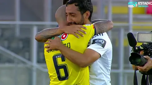De La Fuente y Camargo en un conmovedor abrazo tras el duelo de Colo Colo y Universidad de Concepción.