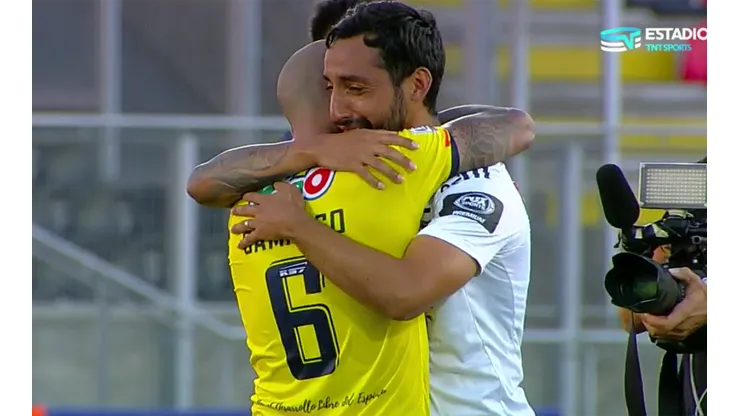 De La Fuente y Camargo en un conmovedor abrazo tras el duelo de Colo Colo y Universidad de Concepción.