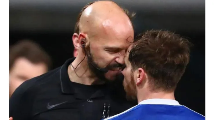 El árbitro estaba enfurecido con Alan Judge, jugador del Ipswich Town