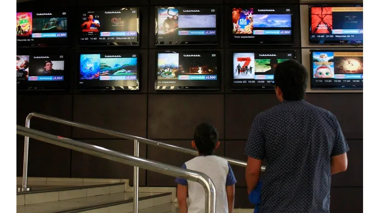 Cartelera en la reapertura de cines