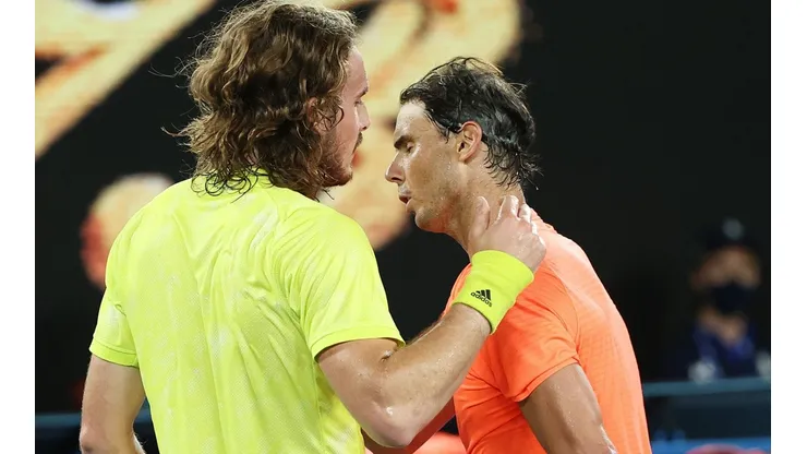 Tsitsipas consuela a Rafa Nadal tras vencerlo en Australia