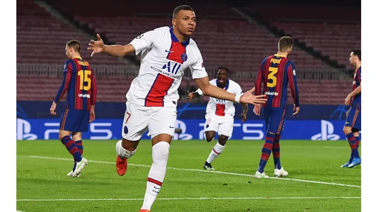 Mbappé festeja su gol para el PSG contra Barcelona.
