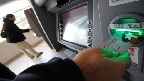 BancoEstado dejará obsoletas las tarjetas de la Cuenta Rut que no cuenten con chip.