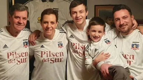 Mirko Jozic y su familia con la camiseta de Colo Colo