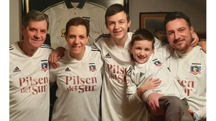 Mirko Jozic y su familia con la camiseta de Colo Colo