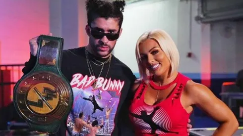Bad Bunny celebra la obtención del cinturón en la WWE.