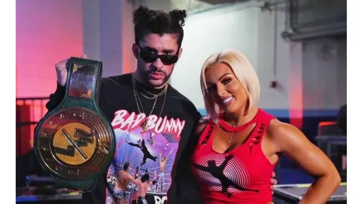 Bad Bunny celebra la obtención del cinturón en la WWE.
