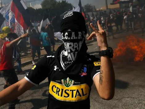 Hinchas de Colo Colo ponen una corona de flores en el Monumental