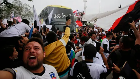 El bus de Colo Colo saliendo hacia Rancagua en medio de una multitud en el estadio Monumental.