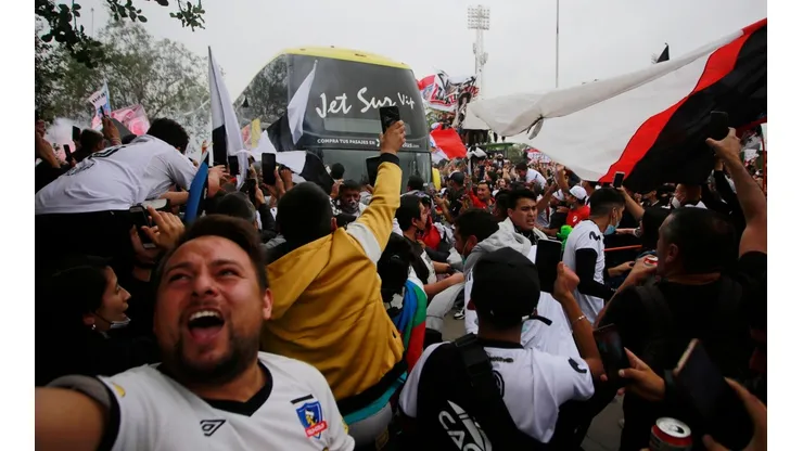 El bus de Colo Colo saliendo hacia Rancagua en medio de una multitud en el estadio Monumental.