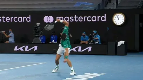 Djokovic enfurecido rompe su raqueta contra el piso