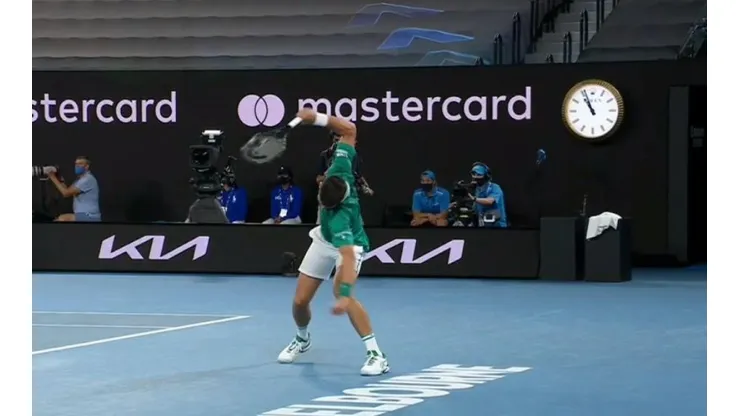 Djokovic enfurecido rompe su raqueta contra el piso