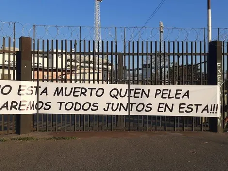 “No está muerto quien pelea”: hinchas apoyan a Colo Colo