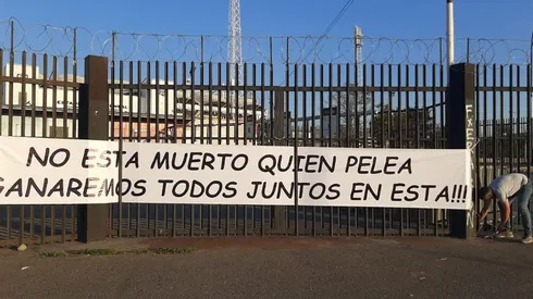 El lienzo colgado afuera del Monumental por hinchas de Colo Colo.