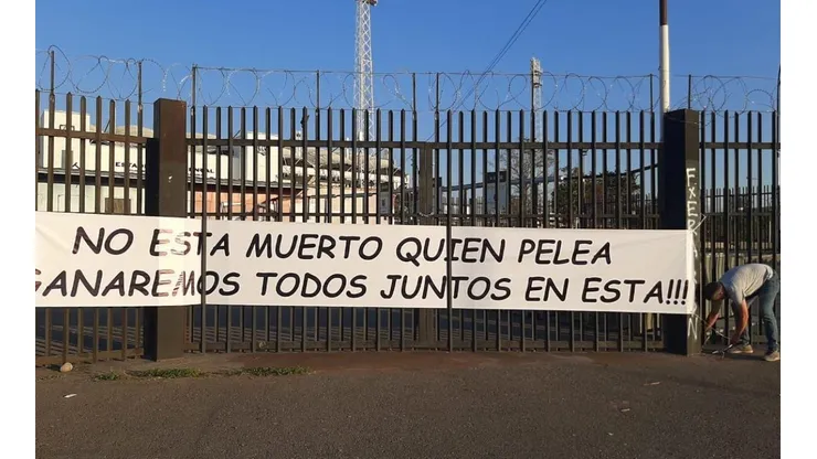 El lienzo colgado afuera del Monumental por hinchas de Colo Colo.
