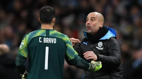 Pep Guardiola y Claudio Bravo en el Manchester City