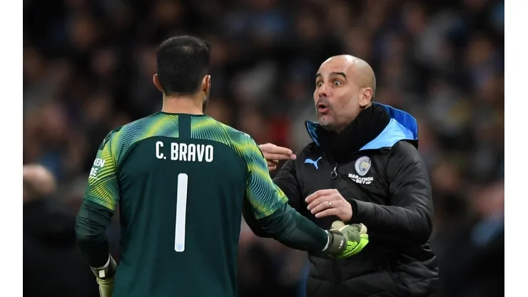 Pep Guardiola y Claudio Bravo en el Manchester City