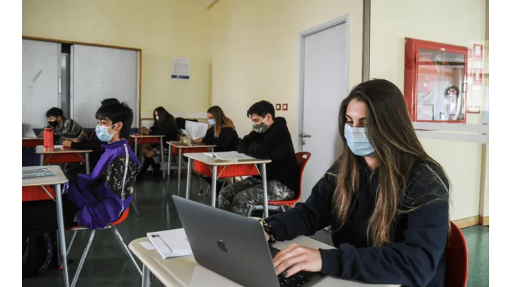 Los docentes y personal educativo deben ir con su contrato de trabajo o certificado del Mineduc
