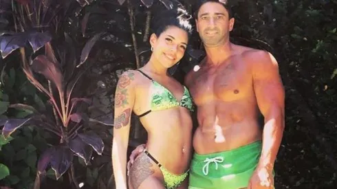 Pipa Estévez posando junto a su pareja