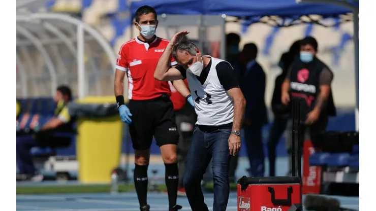 Ariel Holan mostró su enfado con el cuerpo arbitral.