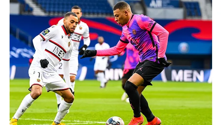 Con vistosa camiseta el PSG alcanza de momento la punta en Francia.