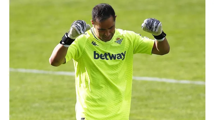 Claudio Bravo vuelve a ser citado en el Real Betis tras superar su lesión.