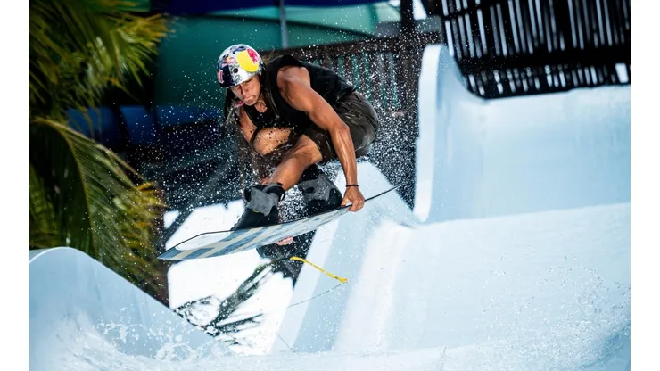 Pedro Caldas, campeón mundial de wakeboard, demuestra su talento en el Parque Acuático más grande de Latinoamérica en Brasil.