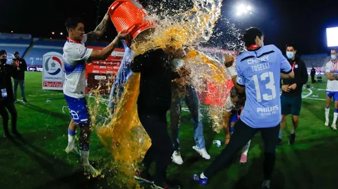 A Holan lo dejaron todo mojado en los festejos del tri de la UC.