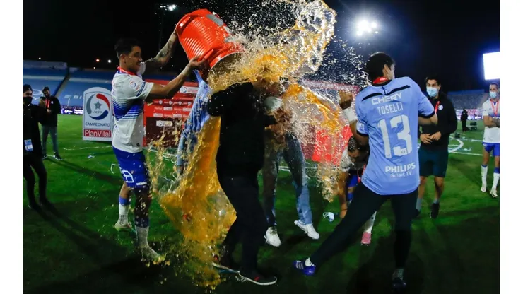 A Holan lo dejaron todo mojado en los festejos del tri de la UC.