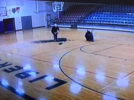 Cámara de seguridad capta una surreal anotación de espalda de un auxiliar