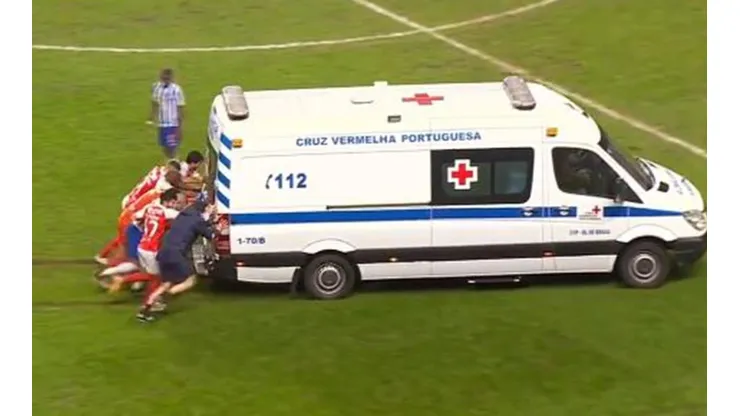 Jugadores del Braga y el Porto se unieron para empujar la ambulancia