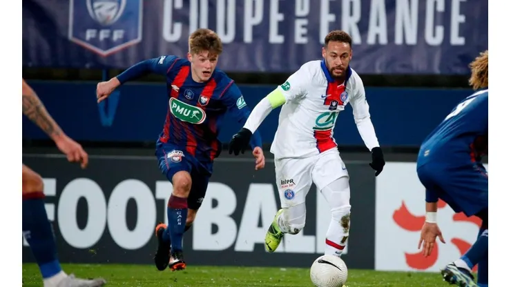 Neymar se retiró lesionado en duelo de la Copa Francia.