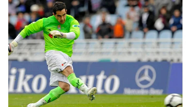 Claudio Bravo anotó un golazo de tiro libre el 14 de febrero de 2010 con Martín Lasarte como entrenador.