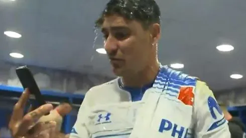 Zampedri verificando si su celular sigue funcionando