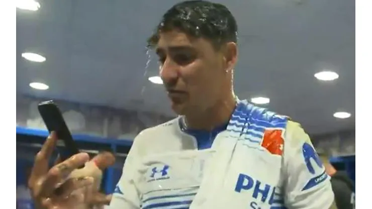 Zampedri verificando si su celular sigue funcionando