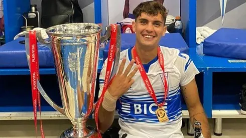 Nacho Saavedra con la copa del Campeonato Nacional