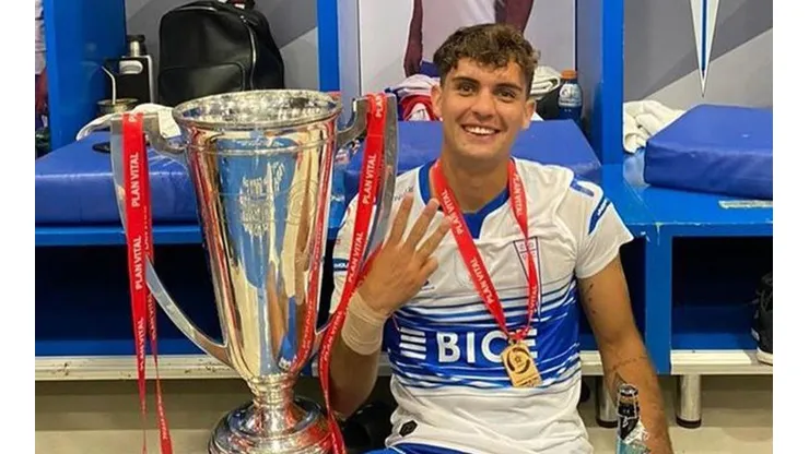 Nacho Saavedra con la copa del Campeonato Nacional