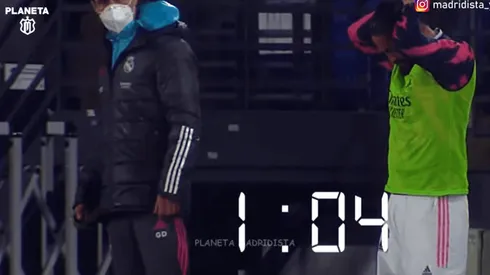 Isco se lo toma con calma: minuto y medio para arreglarse el pelo y hacerse una colita.