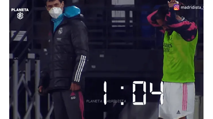 Isco se lo toma con calma: minuto y medio para arreglarse el pelo y hacerse una colita.