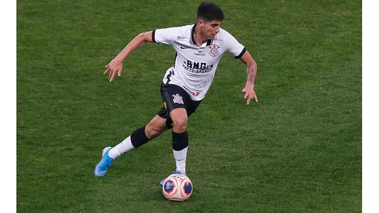 El futbolista chileno tiene la opción de partir a Argentina y jugar la Libertadores.