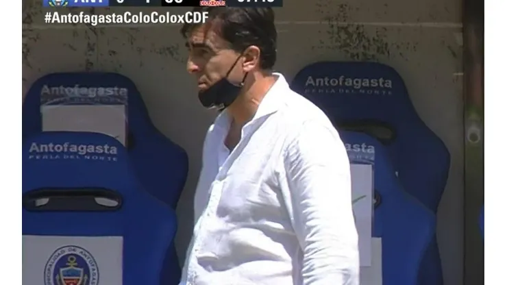 Gustavo Quinteros en el momento exacto donde hace el criticado gesto