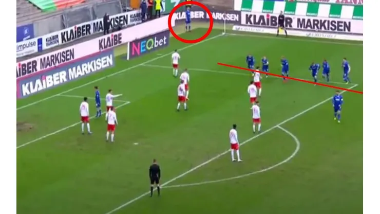 Los jugadores del Karlsruhe fuera del área en el momento del córner