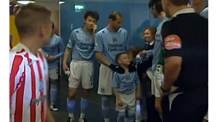 Foden a los siete años como mascota del Man City
