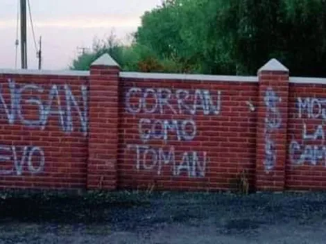 "Corran contra la U como toman": los rayados de los hinchas de Curicó