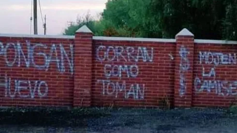 Los rayados de los hinchas de Curicó Unido en la previa del duelo contra la U.