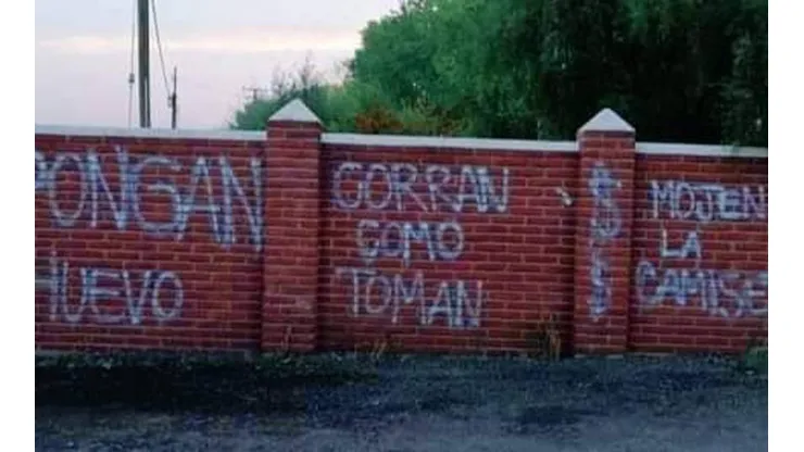 Los rayados de los hinchas de Curicó Unido en la previa del duelo contra la U.