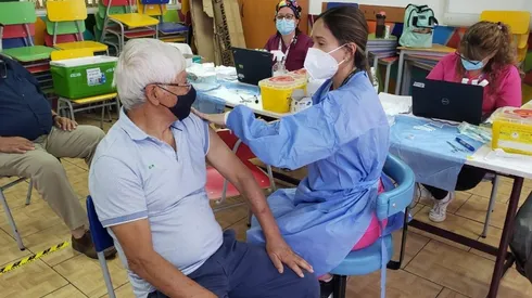 Humberto Chita Cruz recibiendo la vacuna Sinovac