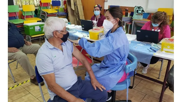 Humberto Chita Cruz recibiendo la vacuna Sinovac